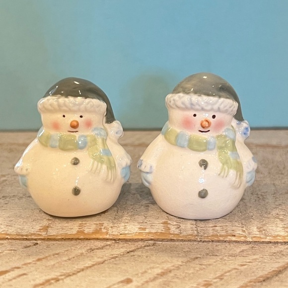 MINI SNOWMAN SALT & PEPPER SHAKERS DECOR | Holiday Collectible - Picture 7 of 11